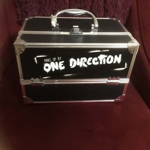 One Direction Accessories - One Direction Tour Make-Up Case with Supplies and Tour City Stickers